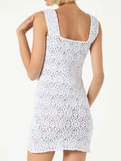 Abito da donna bianco all'uncinetto