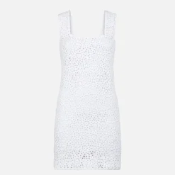 Abito da donna bianco all'uncinetto