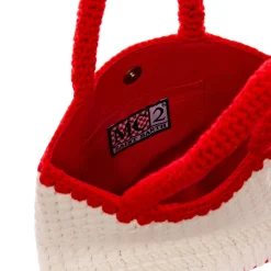 Borsa all'uncinetto con ricamo a cuore