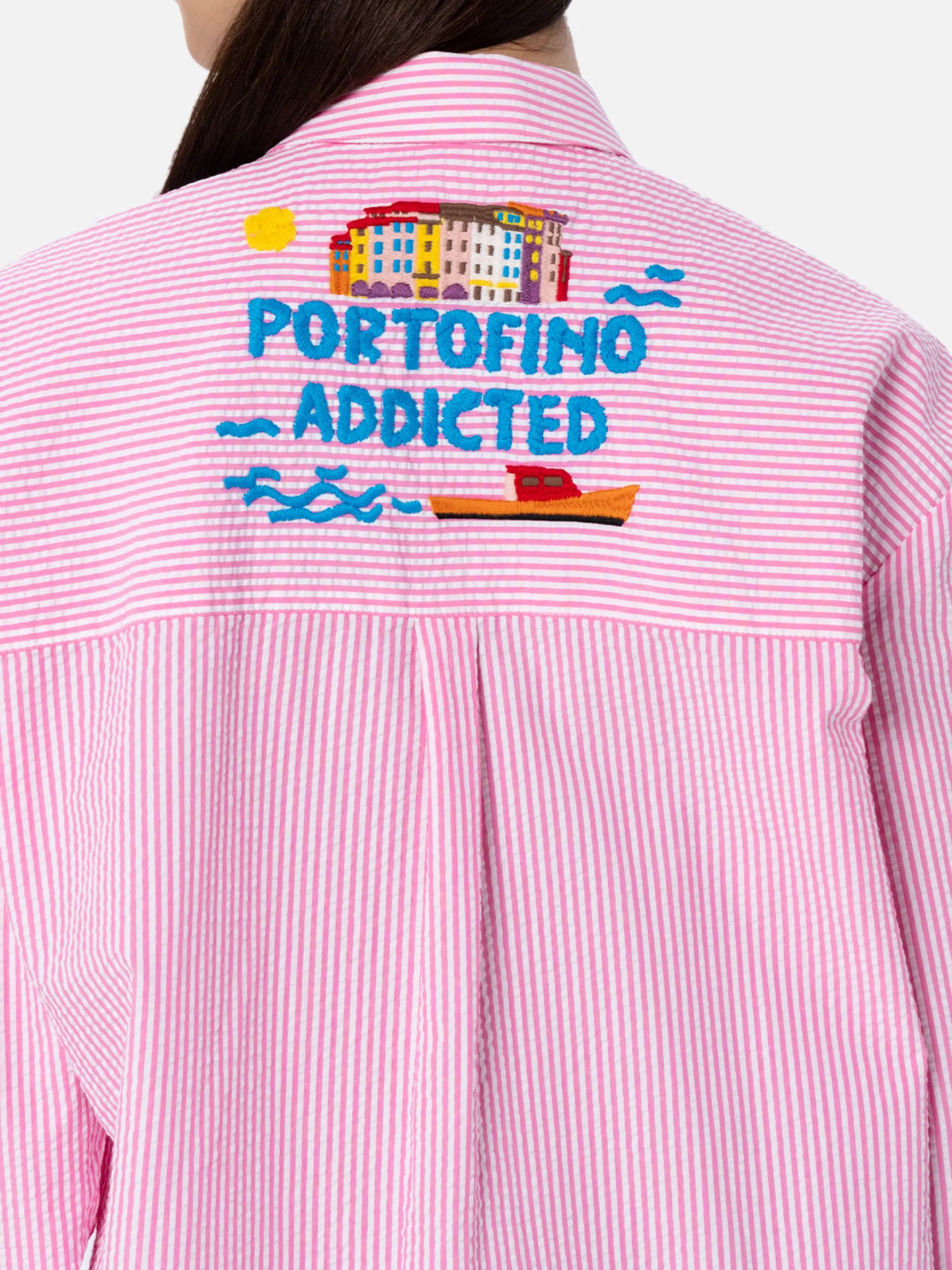 Camicia da donna Brigitte in cotone seeruscker a righe con ricamo Portofino davanti e dietro
