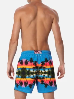 Costume da bagno da uomo media lunghezza Gustavia con stampa piazzata di paesaggi di palme | AI CO-CREATED DESIGN BY RICKDICK - POWERED BY RED-EYE
