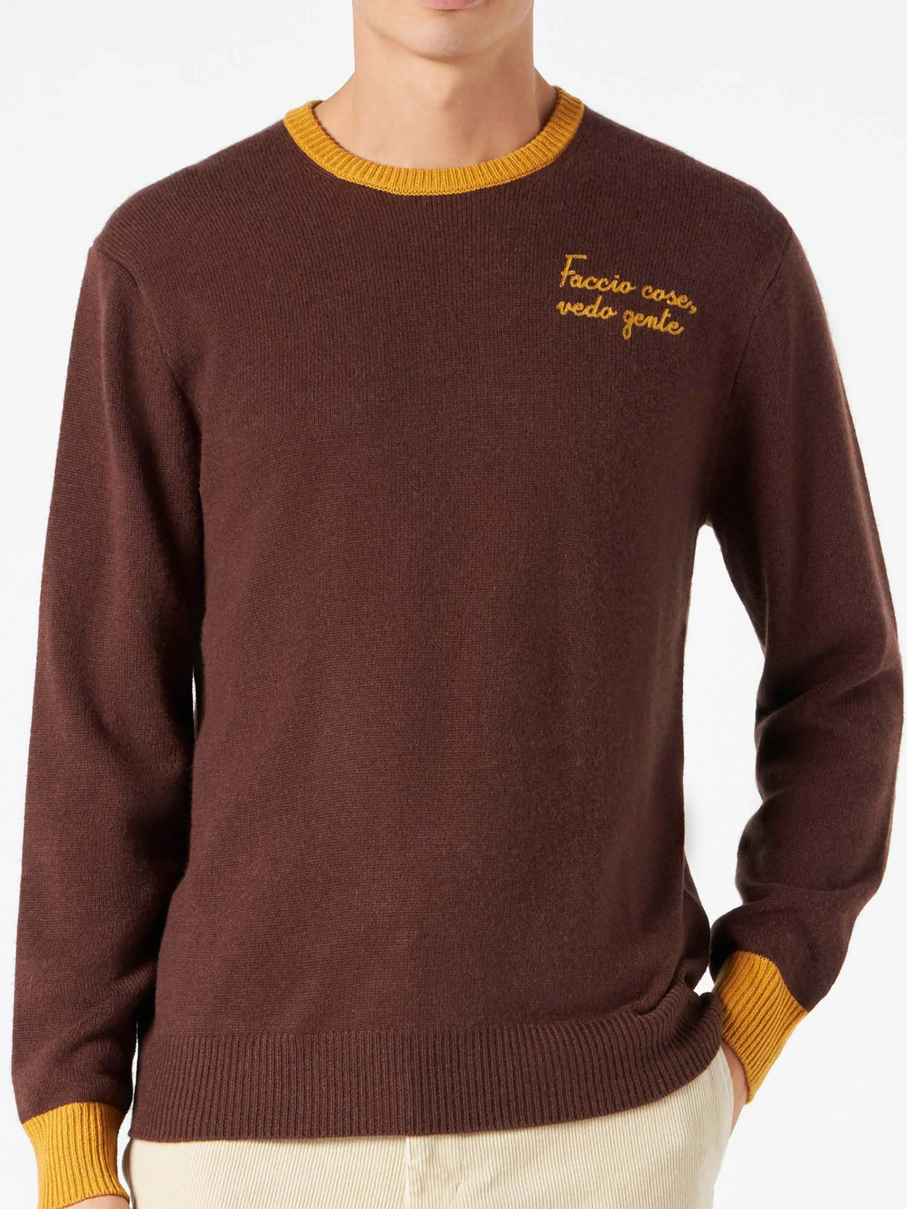 Maglia da uomo marrone con ricamo Faccio cose, vedo gente