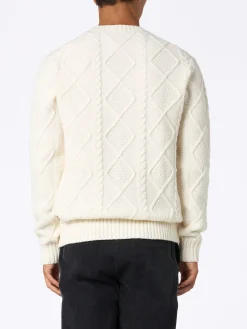 Maglione da uomo Bergen in misto cashmere lavorato a trecce con ricamo Cortina Natale '83