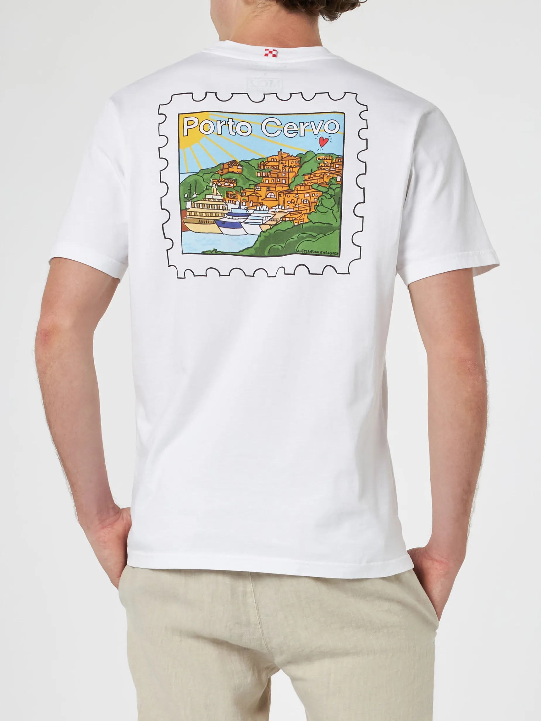 T-shirt da uomo in cotone con stampa fronte e retro cartolina di Porto Cervo | EDIZIONE SPECIALE ALESSANDRO ENRIQUEZ