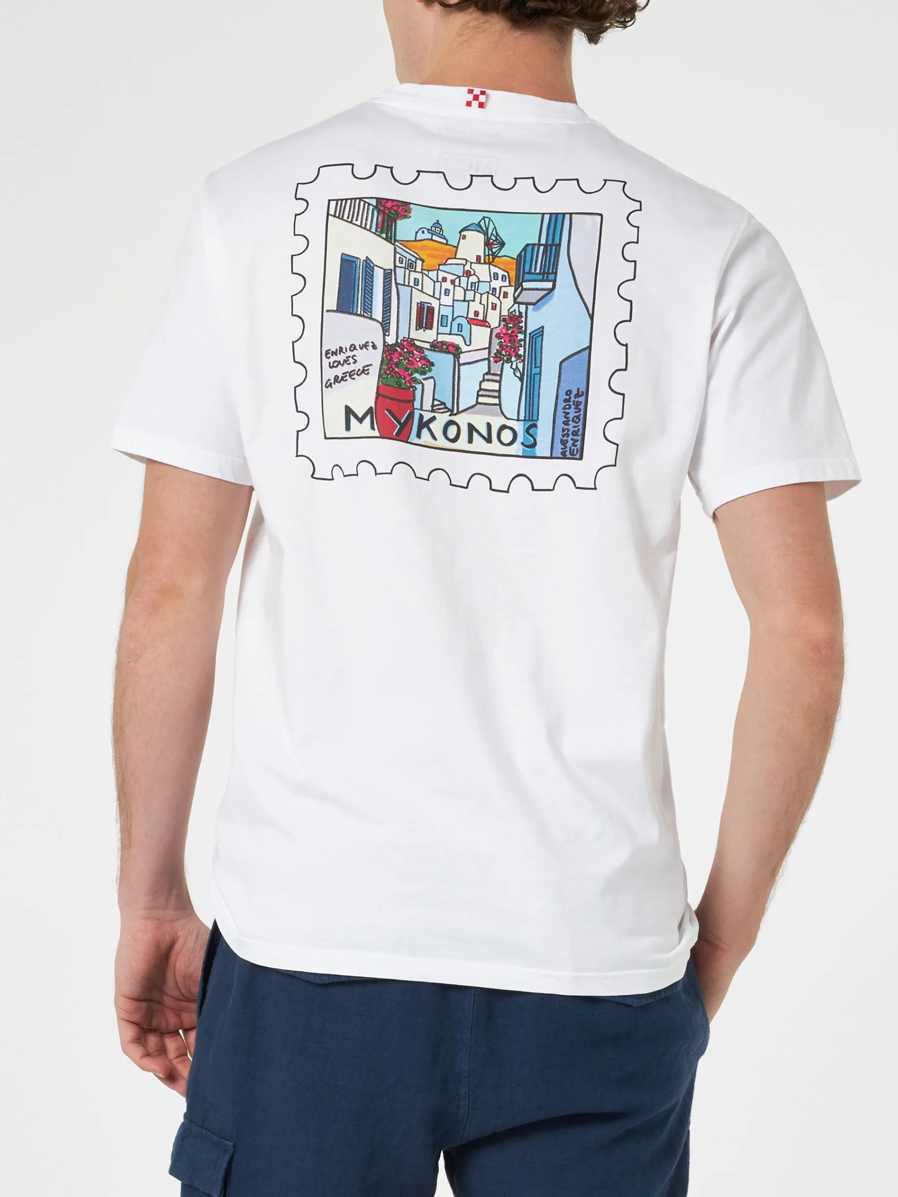T-shirt da uomo in cotone con stampa fronte e retro cartolina di Mykonos | EDIZIONE SPECIALE ALESSANDRO ENRIQUEZ