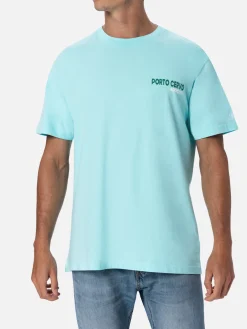 T-shirt da uomo in cotone con stampa piazzata cartolina Porto Cervo Addicted