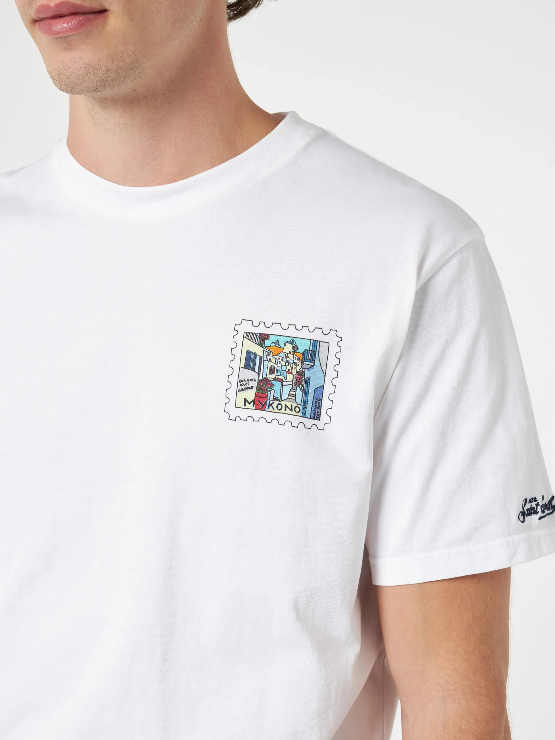 T-shirt da uomo in cotone con stampa fronte e retro cartolina di Mykonos | EDIZIONE SPECIALE ALESSANDRO ENRIQUEZ
